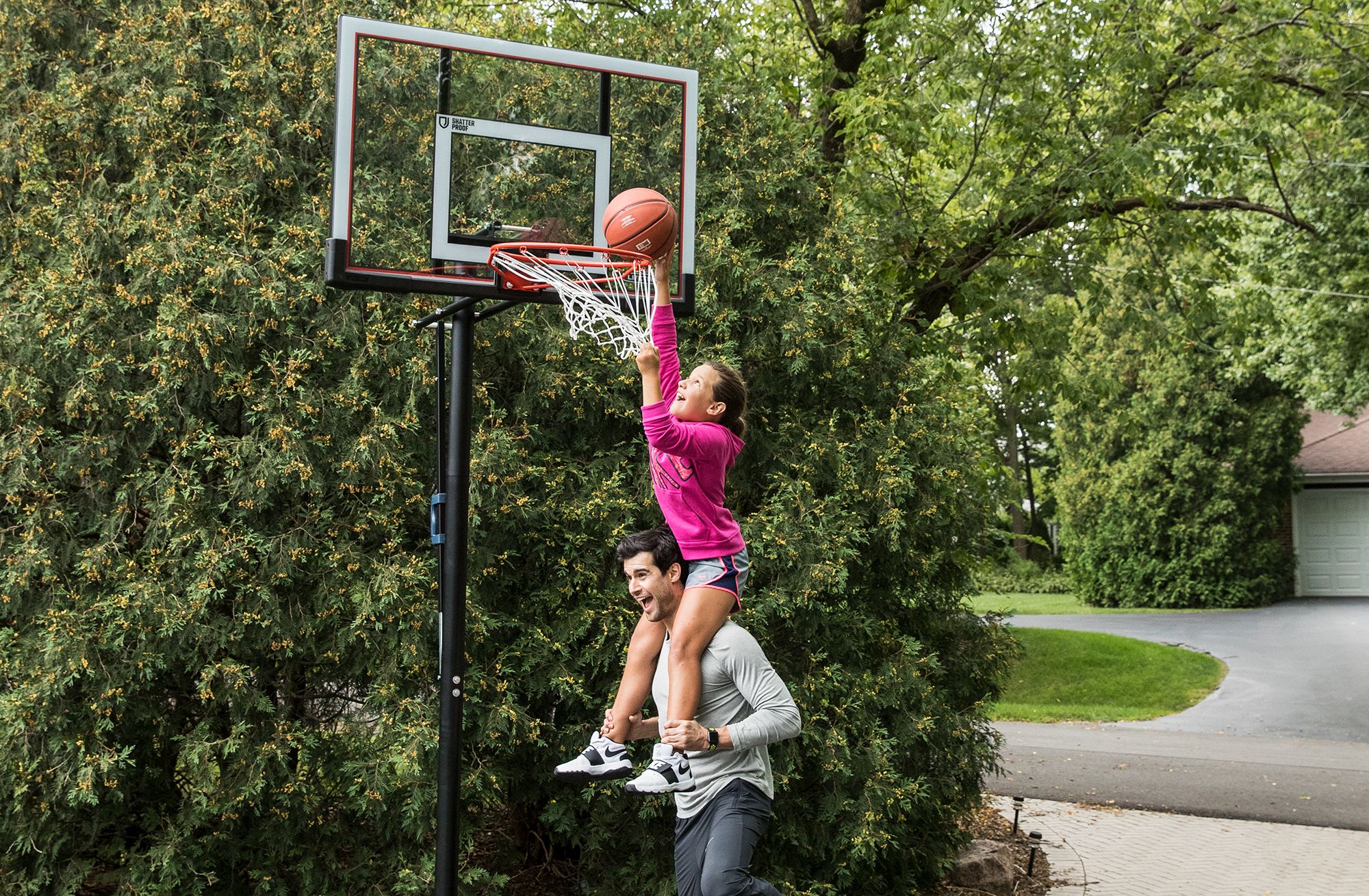 lifetime-52-steel-framed-shatterproof-portable-basketball-hoop-dick